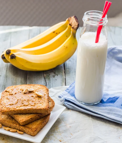 Batido de plátano, tostadas con mantequilla de maní, cacahuetes asados, brea — Foto de Stock