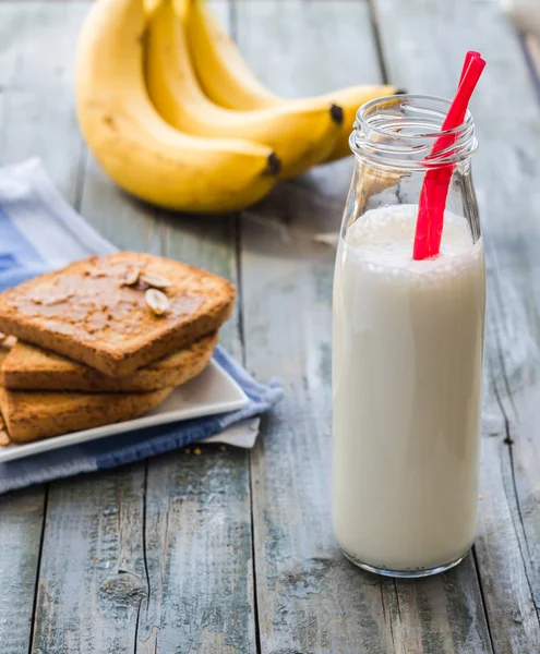 Batido de plátano, tostadas con mantequilla de maní, cacahuetes asados, brea — Foto de Stock