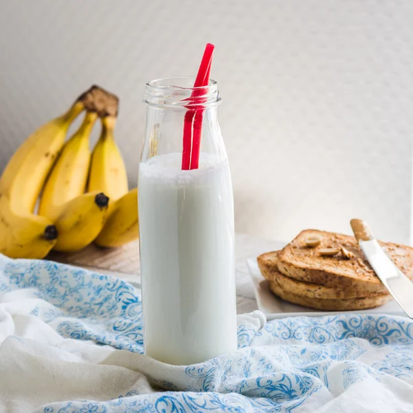 Batido de plátano, tostadas con mantequilla de maní, cacahuetes asados, brea — Foto de Stock