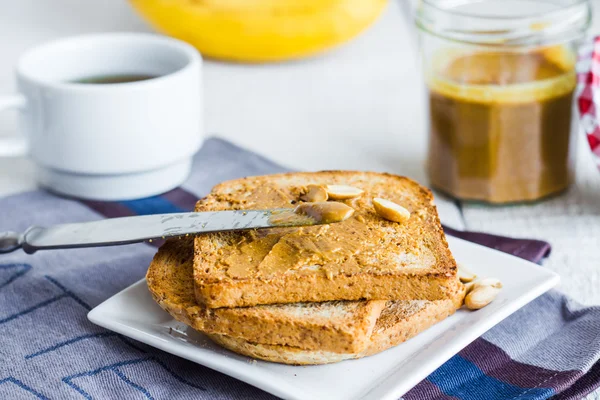 Krokante toast met pindakaas, bananen, koffie, Ontbijt — Stockfoto