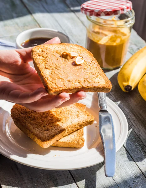 Pain grillé au beurre d'arachide, bananes fraîches, café, petit déjeuner — Photo