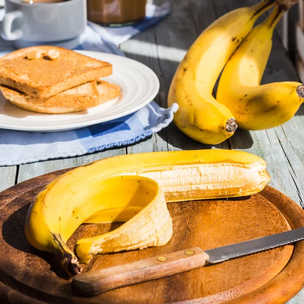 Свіжий, стиглий банан на дерев'яній дошці — стокове фото