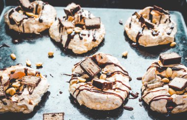 beze çikolata ve karamel tepesi, fındık ve sufle, d