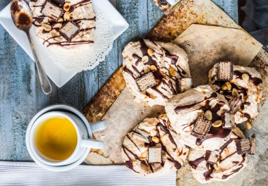 Fransız vanilya kremalı çikolata ve karamel, tatlı kek, 