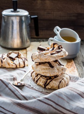 çikolata, karamel ve deli, rustik, selectiv ile beze pasta