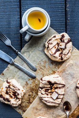 vanilya kremalı çikolata, karamel Tepesi ve fındık, tatlı