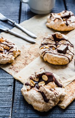 vanilya kremalı çikolata, karamel Tepesi ve fındık, tatlı