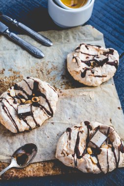 vanilya kremalı çikolata, karamel Tepesi ve fındık, tatlı