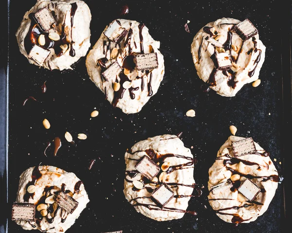 Merengue com cobertura de chocolate e caramelo, nozes e souffle, d — Fotografia de Stock