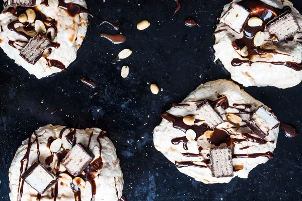 Merengue com cobertura de chocolate e caramelo, nozes e souffle, d — Fotografia de Stock