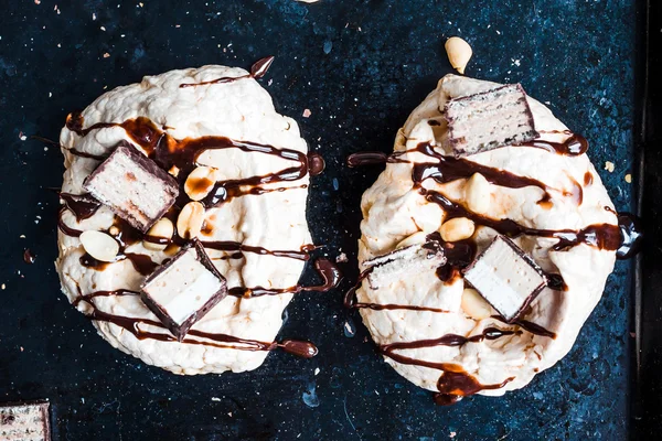 Merengue com cobertura de chocolate e caramelo, nozes e souffle, d — Fotografia de Stock