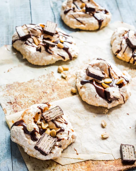 Merengue com chocolate e caramelo, sobremesa doce — Fotografia de Stock