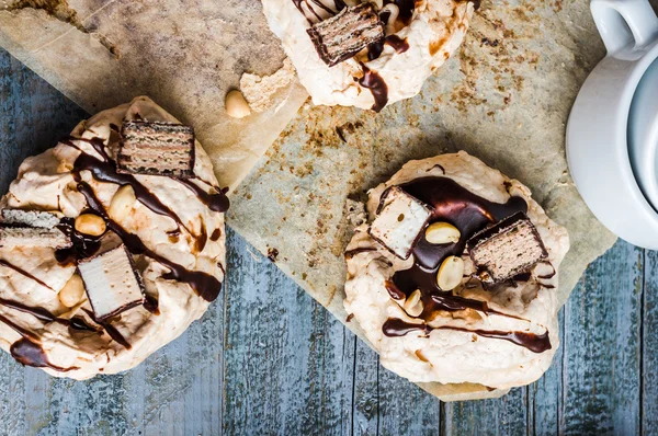 Maräng med choklad, kola och nötter, söt dessert — Stockfoto