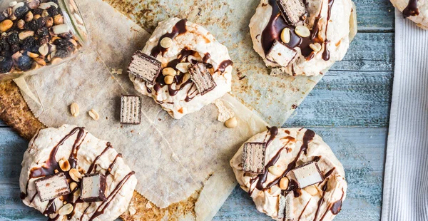 Meringue au chocolat, caramel et noix, dessert sucré — Photo