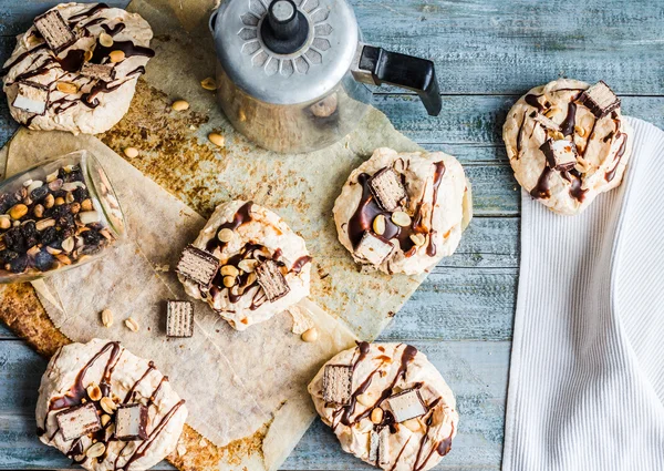 Merengue com chocolate, caramelo e nozes, sobremesa doce — Fotografia de Stock