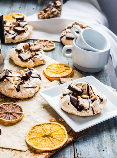 Francouzský vanilkový dortík s čokoládou a karamelem, pomerančový čaj — Stock fotografie