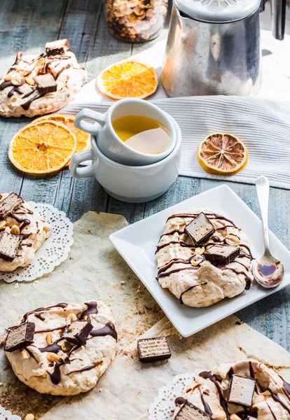 Merengue de baunilha francês com chocolate e caramelo, chá de laranja — Fotografia de Stock