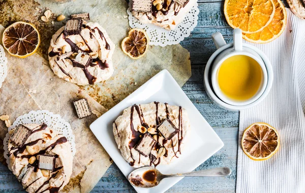 Merengue de baunilha francês com chocolate e caramelo, chá de laranja — Fotografia de Stock