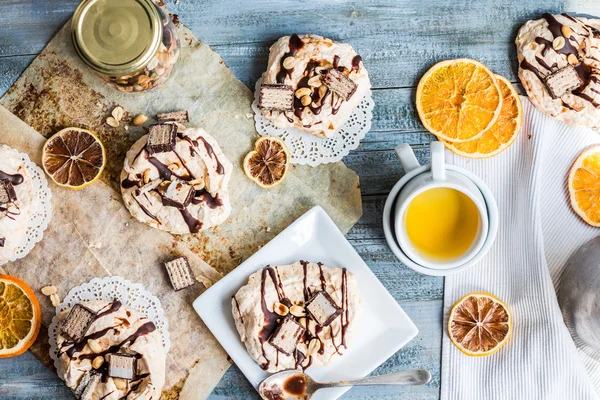 Merengue francês com chocolate e caramelo, chá de laranja, vista superior — Fotografia de Stock