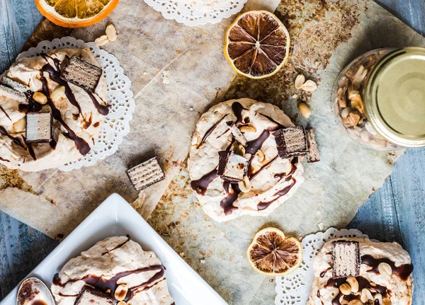 Meringue à la vanille française au chocolat et caramel, thé orange — Photo