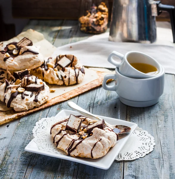 Merengue de baunilha francês com chocolate e caramelo, bolo doce , — Fotografia de Stock