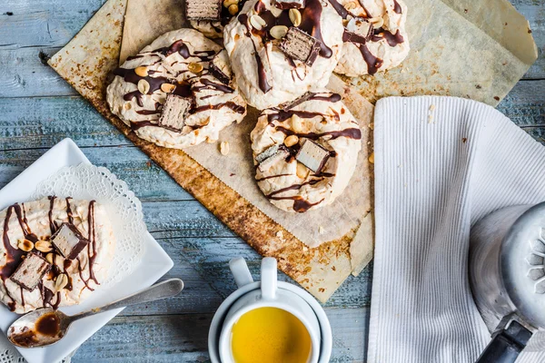 Merengue de vainilla francés con chocolate y caramelo, pastel dulce , — Foto de Stock