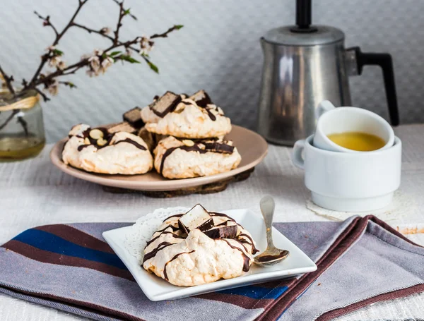 Merengue de vainilla con chocolate, caramelo y nueces, pastel dulce, un —  Fotos de Stock