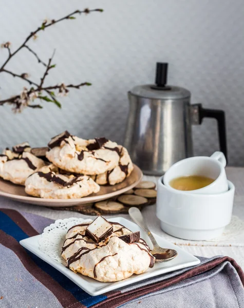 Merengue de baunilha com chocolate, caramelo e nozes, bolo doce, um — Fotografia de Stock