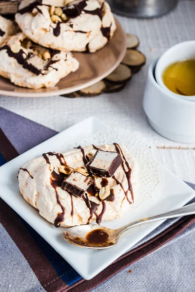 Merengue de vainilla con chocolate, caramelo y nueces, pastel dulce, un — Foto de Stock