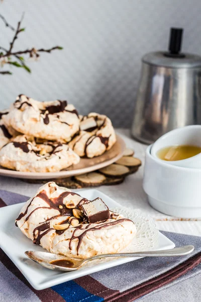 Βανίλια μαρέγκα με σοκολάτα, καραμέλα και ξηρούς καρπούς, γλυκό κέικ, ένα — Φωτογραφία Αρχείου
