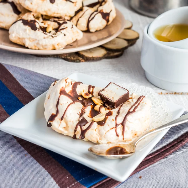 Merengue de vainilla con chocolate, caramelo y nueces, pastel dulce, un — Foto de Stock