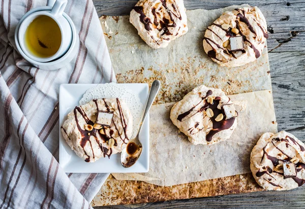 Merengue de baunilha com chocolate, caramelo e nozes, bolo doce, um — Fotografia de Stock