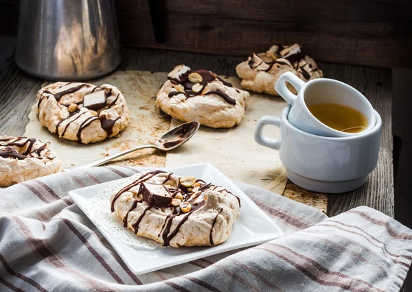 Meringue cake with chocolate, caramel and nuts, dessert, rustic — Stock Photo, Image