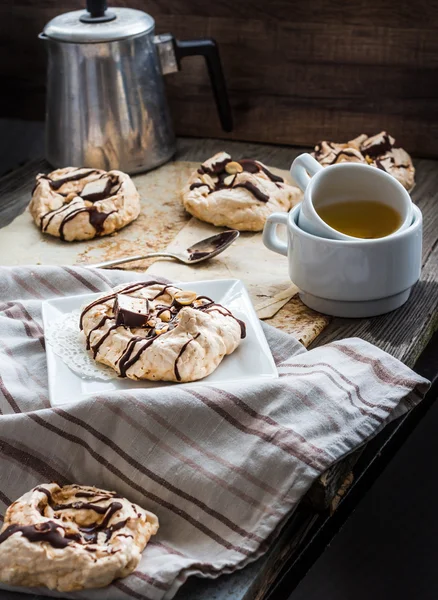 Pastel de merengue con chocolate, caramelo y nueces, rústico, selectiv — Foto de Stock