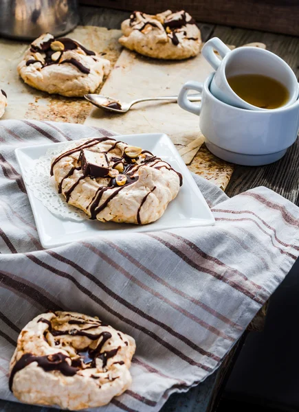 Gâteau meringue au chocolat, caramel et noix, dessert, rustique — Photo