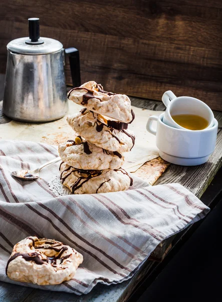 Bolo de merengue com chocolate, caramelo e nozes, sobremesa, rústico — Fotografia de Stock