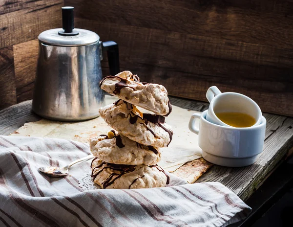 Pastel de merengue con chocolate, caramelo y nueces, postre, rústico — Foto de Stock