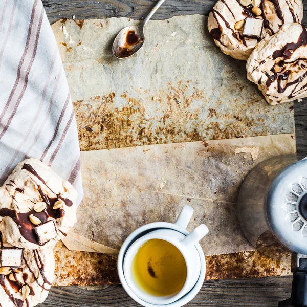 Bolo de merengue com chocolate, caramelo e nozes, sobremesa, rústico — Fotografia de Stock