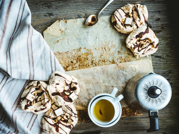 Dort s čokoládovou, karamelovou a ořechy, dezert, rustikální — Stock fotografie