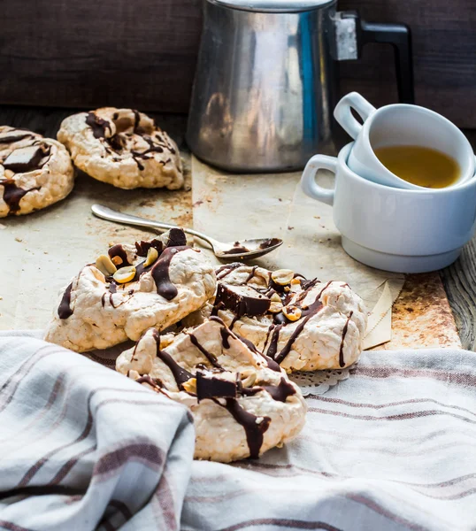 Meringue cake with chocolate, caramel and nuts, dessert, rustic — Stock Photo, Image