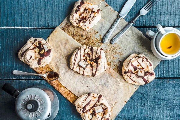 Meringue vanille au chocolat, garniture caramel et noix, sucrée — Photo