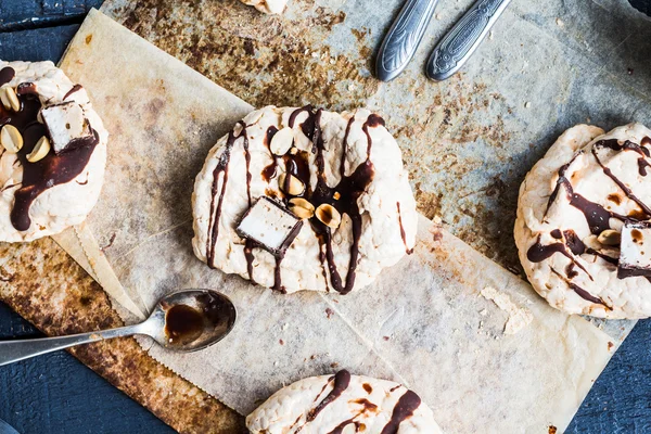チョコレートとバニラのメレンゲとナッツ、甘いキャラメルのトッピング — ストック写真