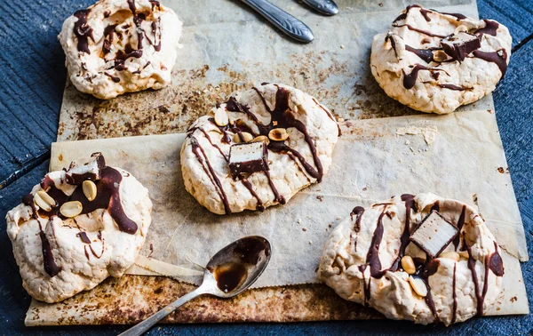 Merengue de baunilha com chocolate, cobertura de caramelo e nozes, doce — Fotografia de Stock