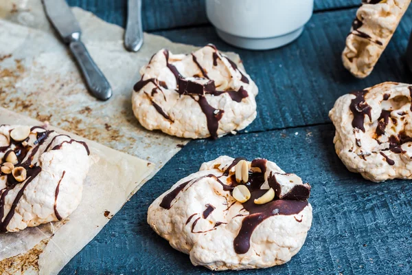 Merengue de vainilla con chocolate, cobertura de caramelo y nueces, dulce — Foto de Stock