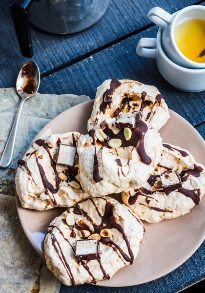チョコレートとバニラのメレンゲとナッツ、甘いキャラメルのトッピング — ストック写真