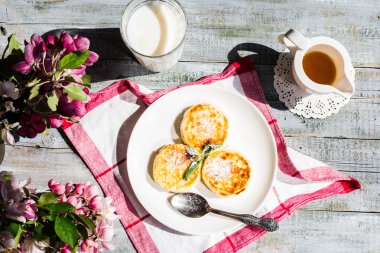 süzme peynir için nane ve pudra şekeri, çiçekler, krep