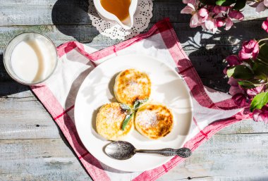 süzme peynir için nane ve pudra şekeri, çiçekler, krep