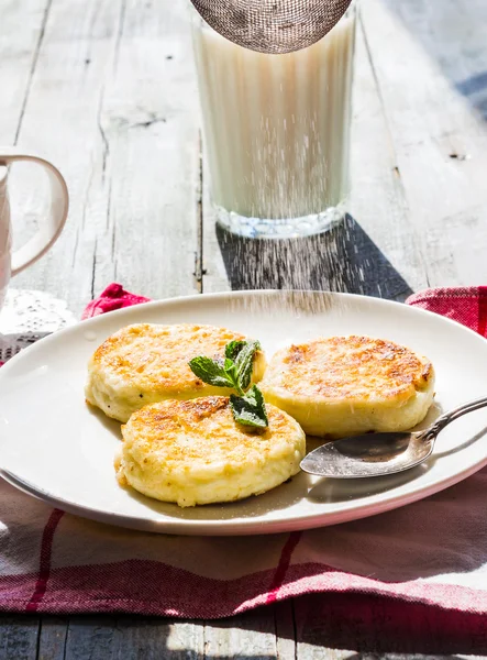 Kwark pannenkoeken met munt en poedersuiker — Stockfoto