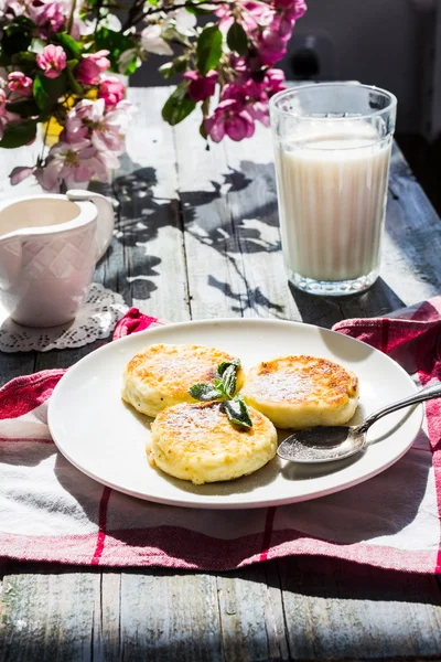 Kwark pannenkoeken met mint en gepoederde suiker, bloemen, b — Stockfoto