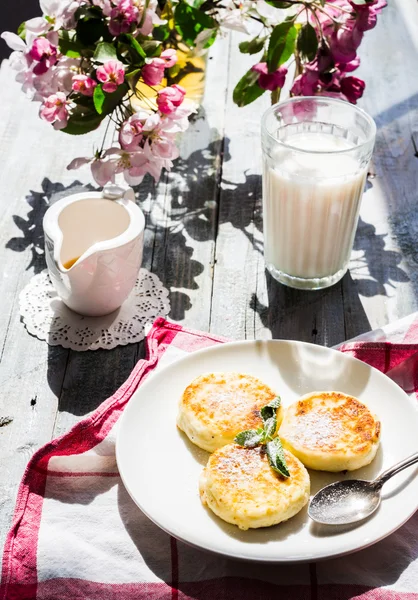 Panquecas de queijo cottage com menta e açúcar em pó, flores, b — Fotografia de Stock